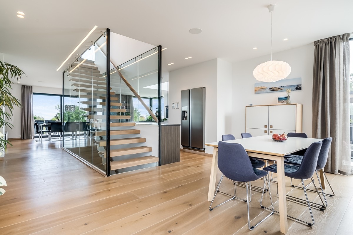 Stue, spisestue og kjøkkenet ligger i en åpen og sosial løsning. Galleribilde