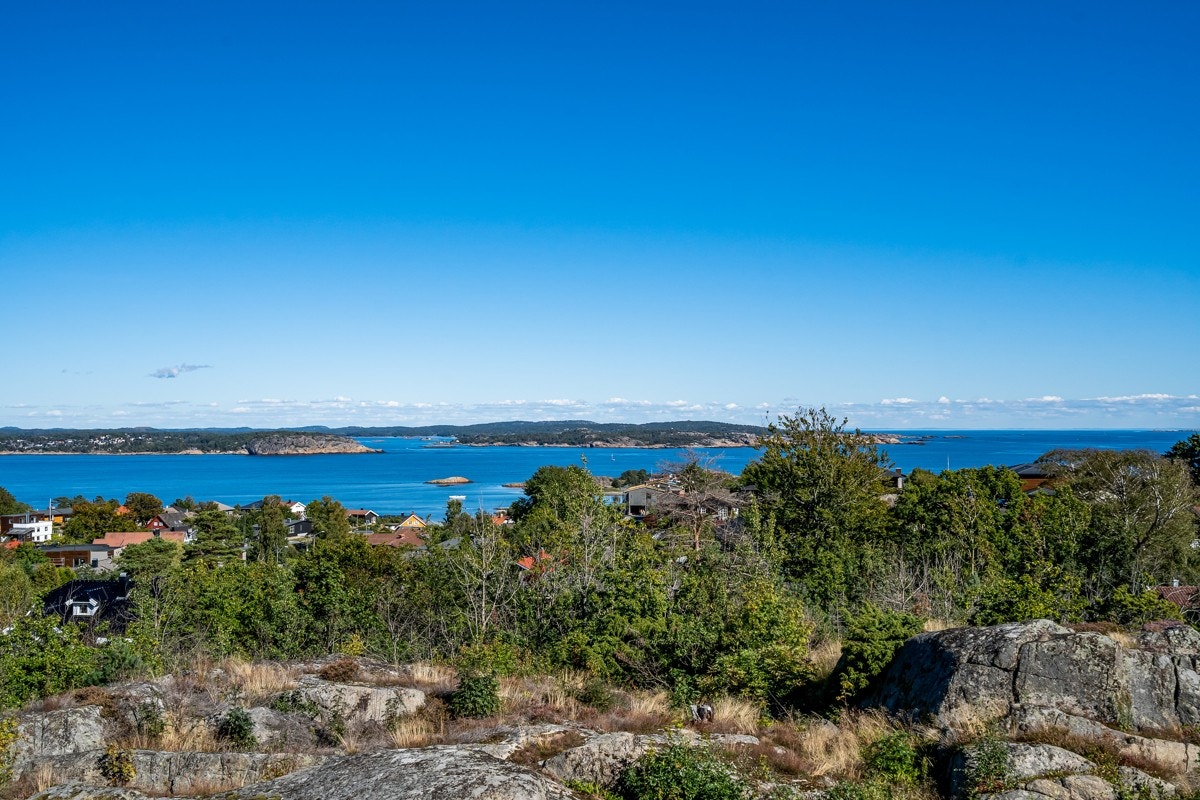 Her får du oppleve vakker soloppgang, nydelig utsikt og båtlivet på fjorden, samt glitrende lys fra husene langs fjorden kveldstid. Galleribilde