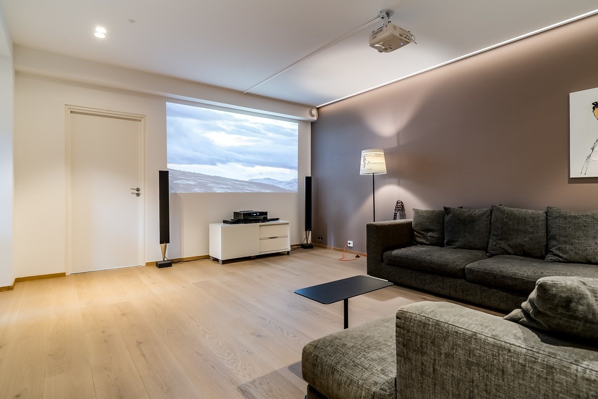 Kjellerstua har mange bruksområder, men egner seg særlig godt som et samlingssted for ungdommene der de kan se film og spille. Galleribilde