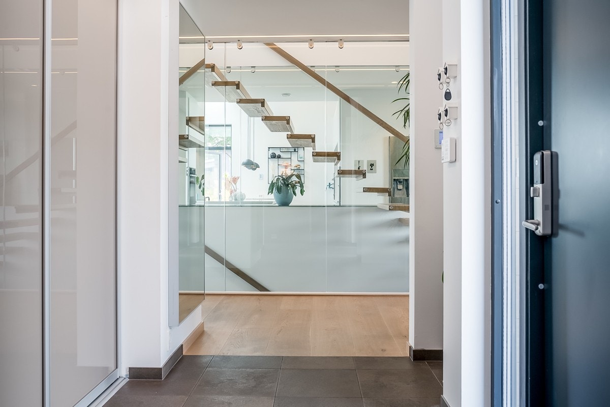 Stilig inngangsparti med dør som åpnes elektronisk via kode, brikke eller app på mobilen. Her trenger du ikke bekymre deg for å ha glemt husnøkkelen. Galleribilde