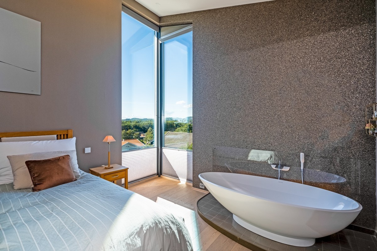 Legg også merke til det lekre design-badekaret - perfekt når du ønsker å slappe av med litt hjemme-spa. Galleribilde