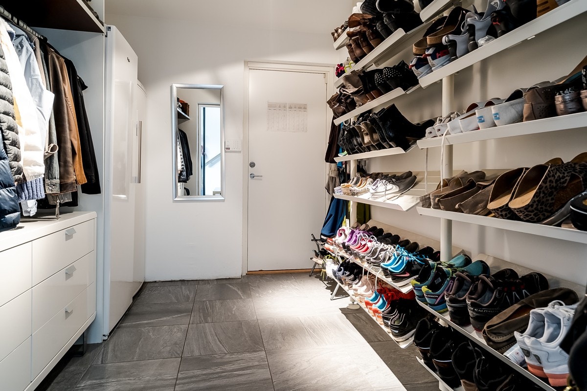 Fra garasjen går det en egen sluse inn til resten av boligen. Denne er innredet til garderobe med rikelig av plass til sko og yttertøy. Galleribilde