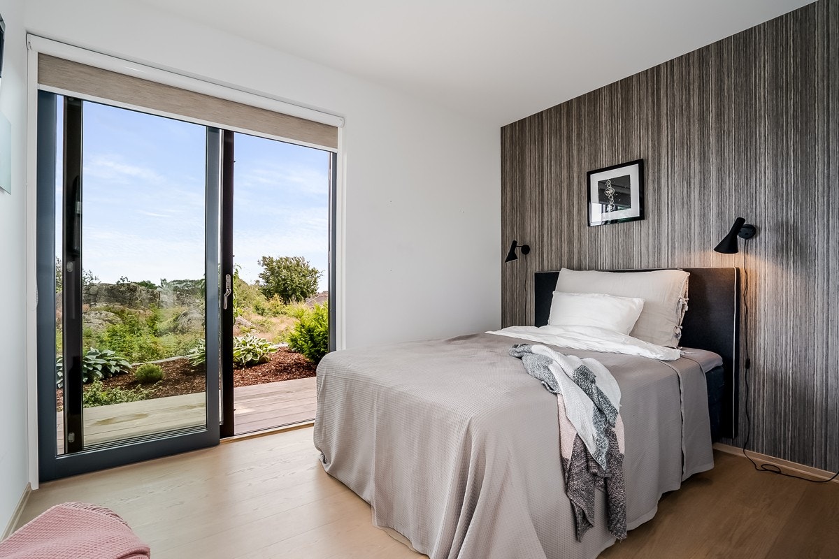 Alle soverommene i 1. etg. har direkte utgang til terrassen. Galleribilde