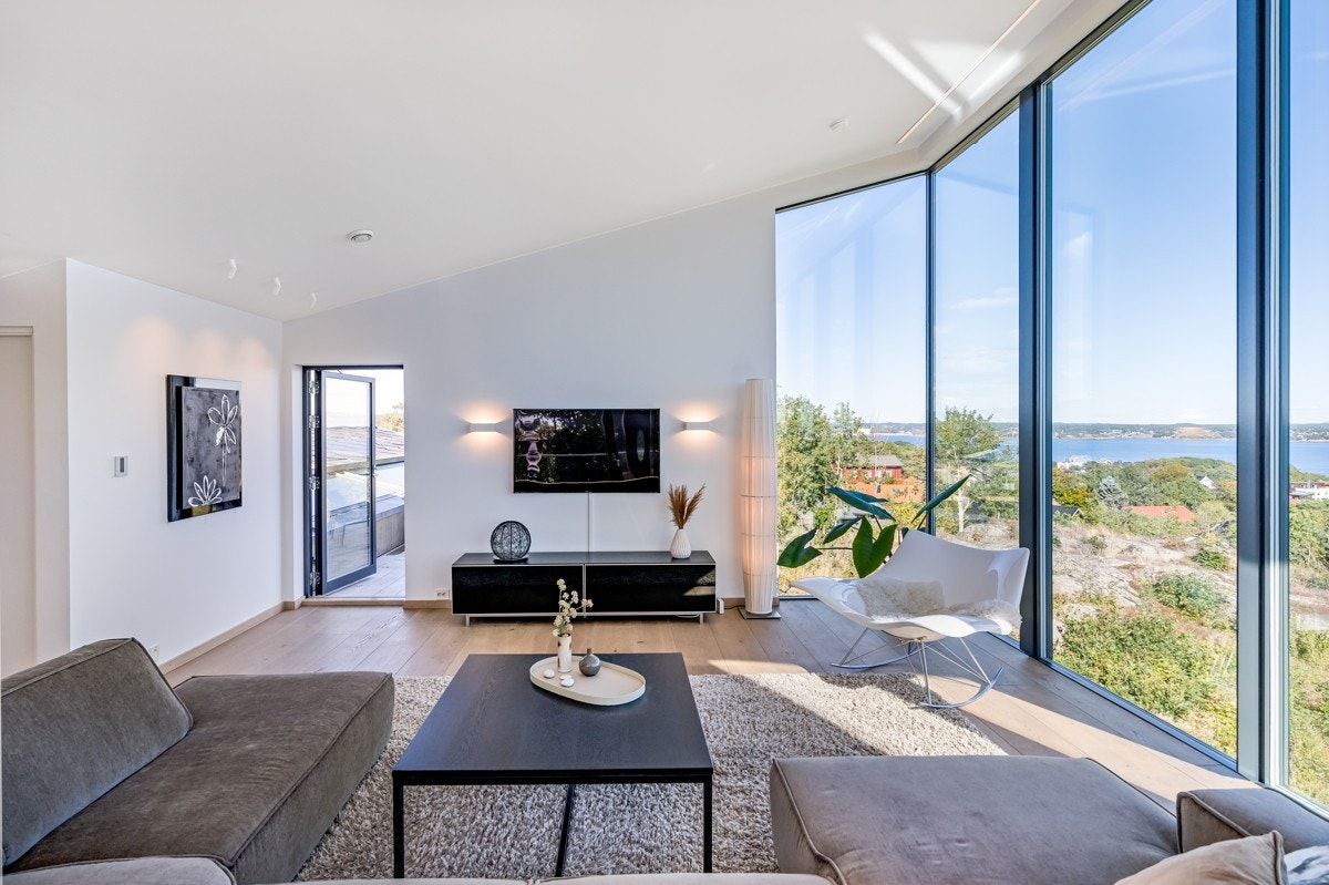 Legg også merke til den flotte takhøyden som sammen med de store vinduene bidrar til en helt unik romfølelse. Galleribilde