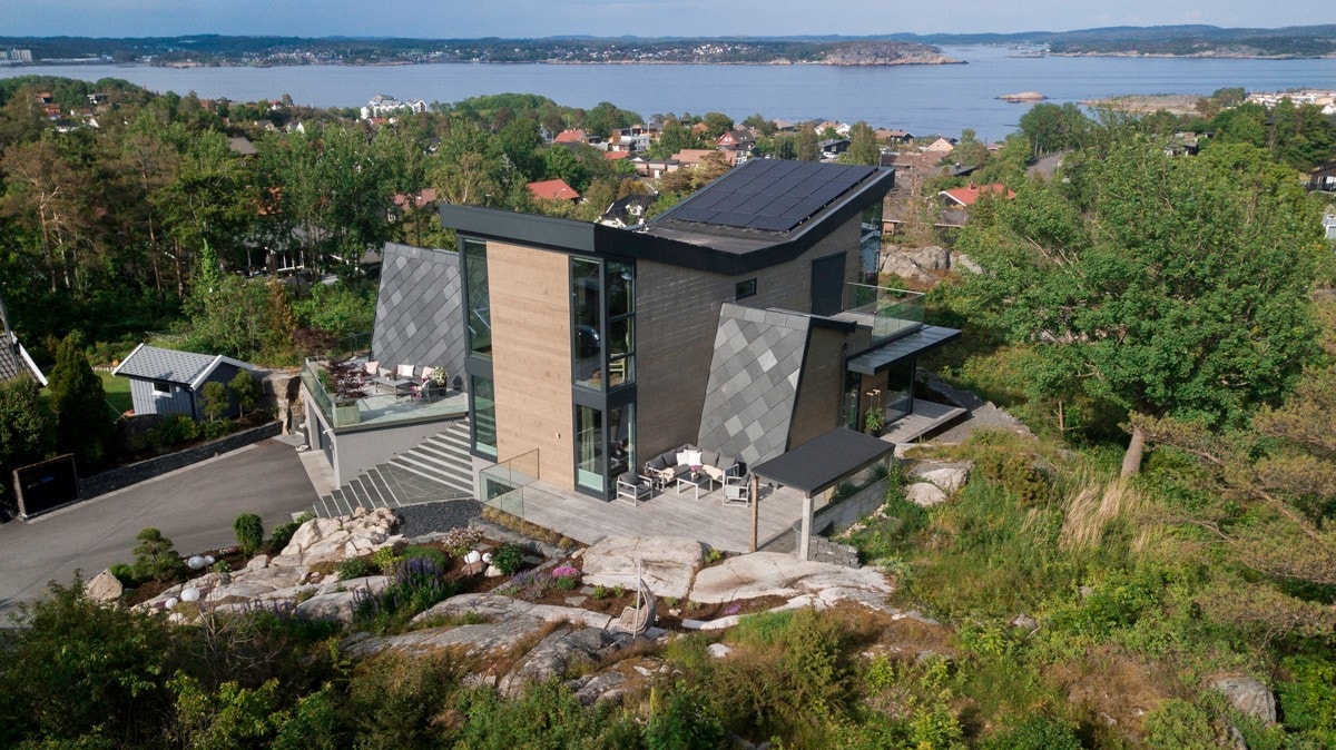 Eiendommen ligger øverst i en liten blindgate som gjør at det ikke er noe trafikk ved boligen. Galleribilde