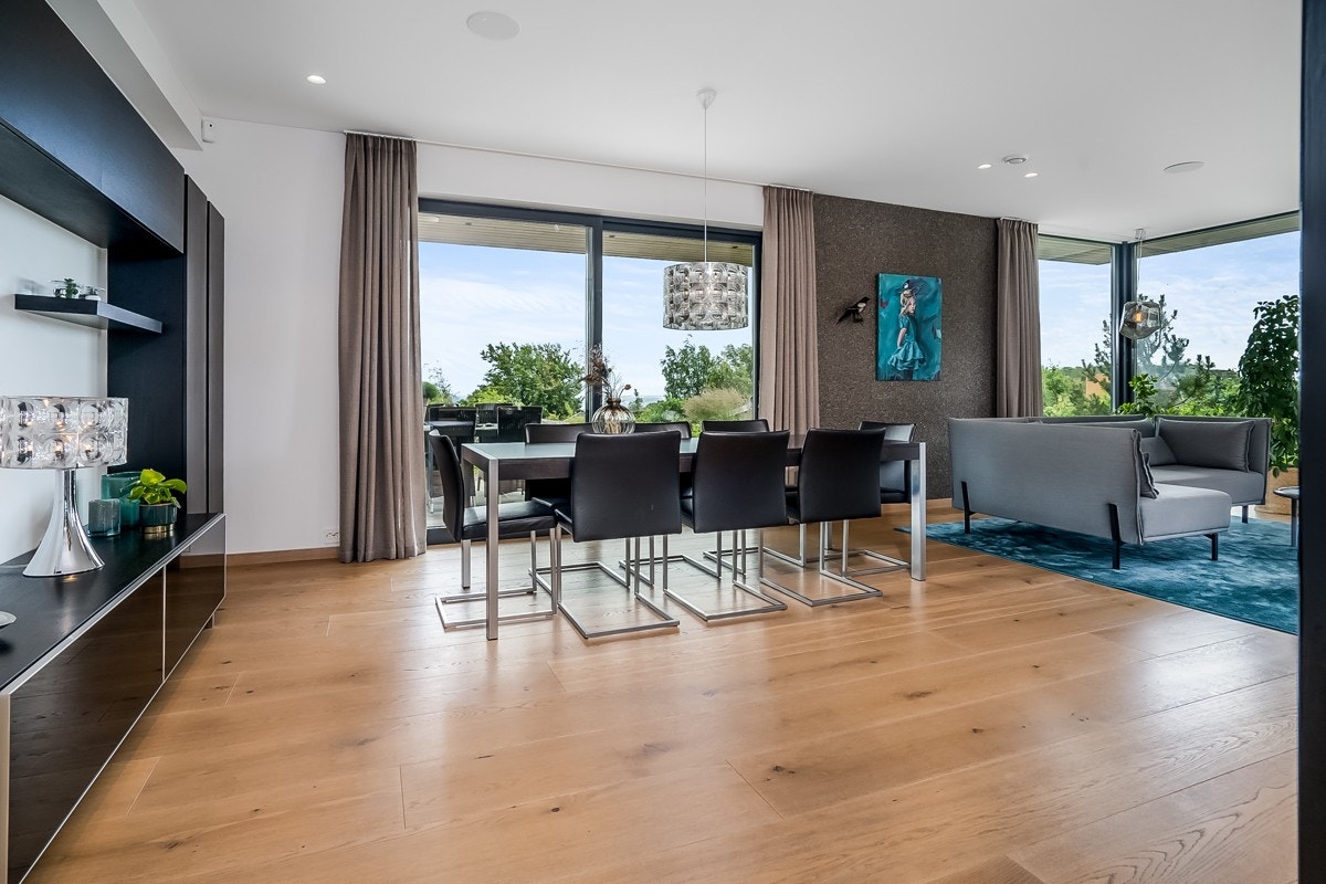 De store vinduene fanger blikket ditt umiddelbart, men legg også merke til den stilige tapeten og detaljene i rommet for øvrig - her har man tenkt på alt. Galleribilde