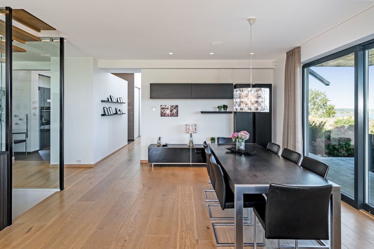 Den store og flotte stua er husets hjerte og et samlingssted for familien. Dette er en bolig hvor det er lagt stor vekt på høy kvalitet og utførelse. Galleribilde