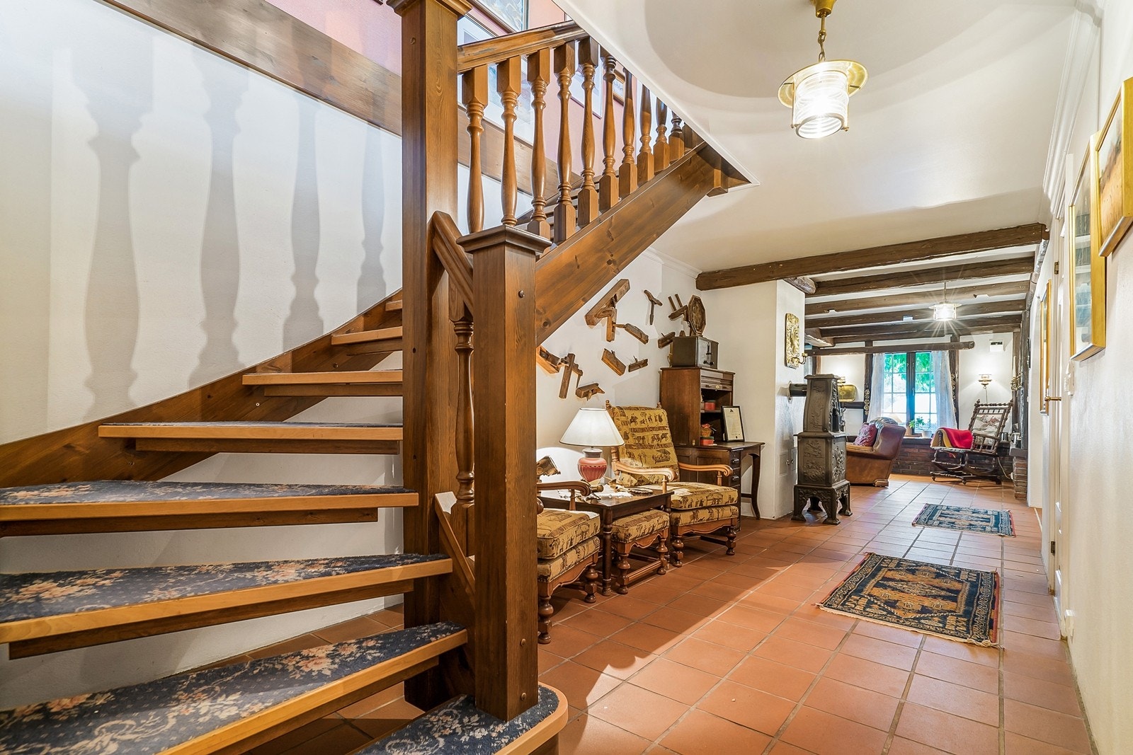 Gang med trapp opp til hovedetasjen Galleribilde