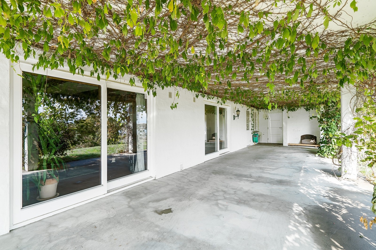 Fra både kjellerstuen og det ene soverommet nede er det utgang til hagen Galleribilde