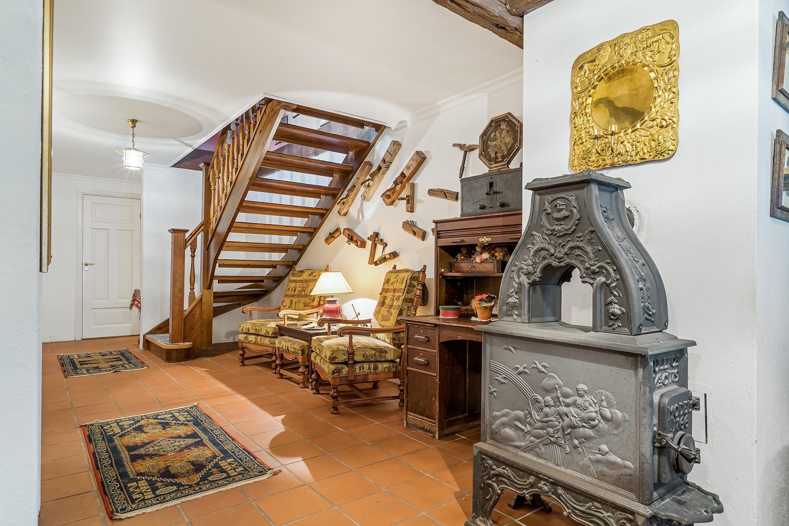 Gang med trapp opp til hovedetasjen Galleribilde