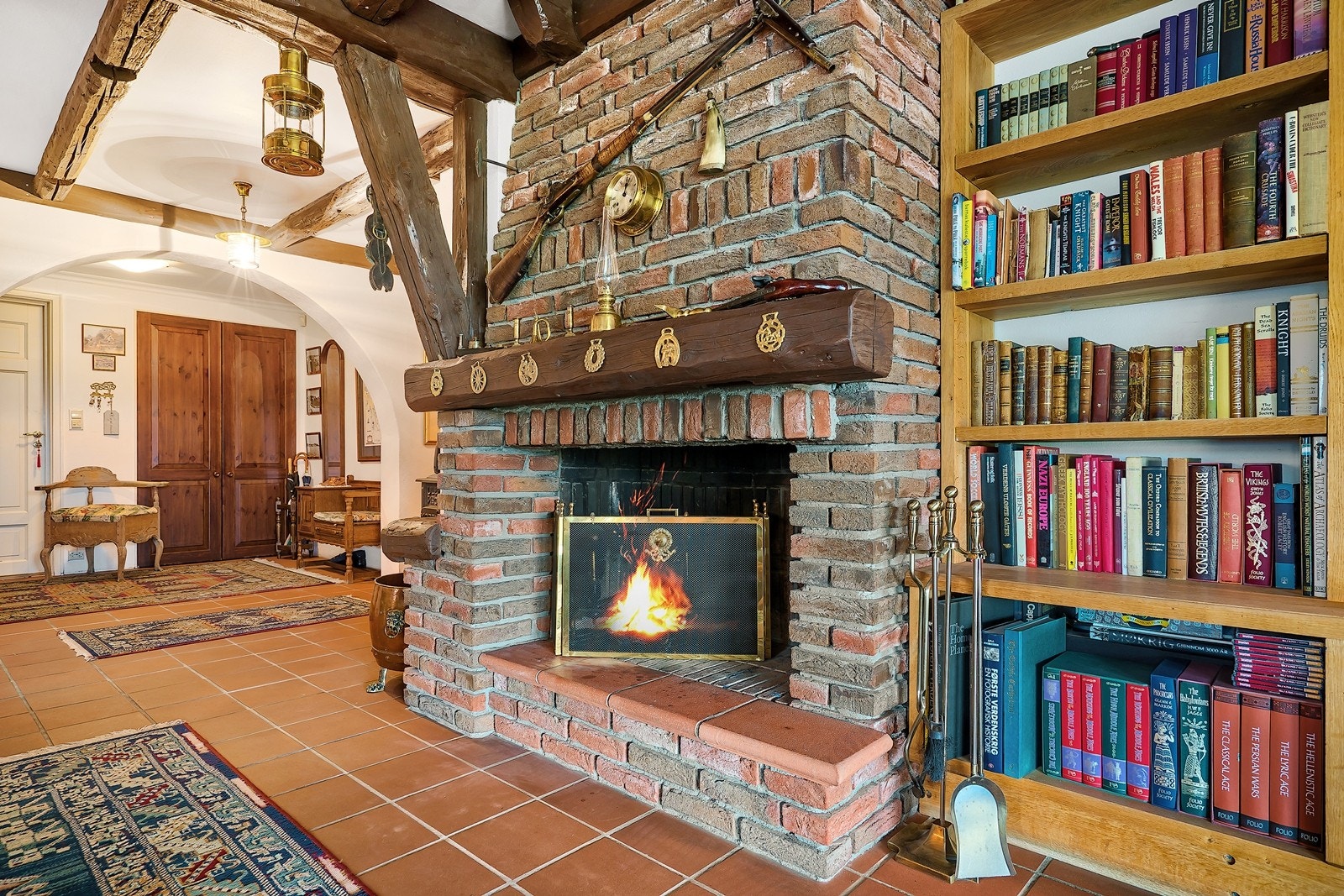 Stemningsfull peisestue i boligens sokkeletasje Galleribilde