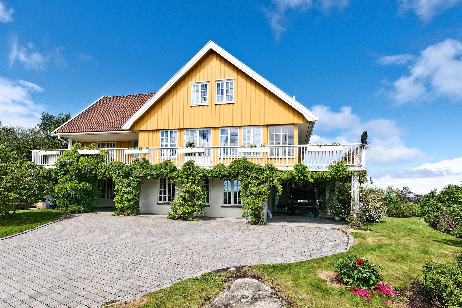 Hovedetasjen omkranses av 100 kvm terrasse Galleribilde