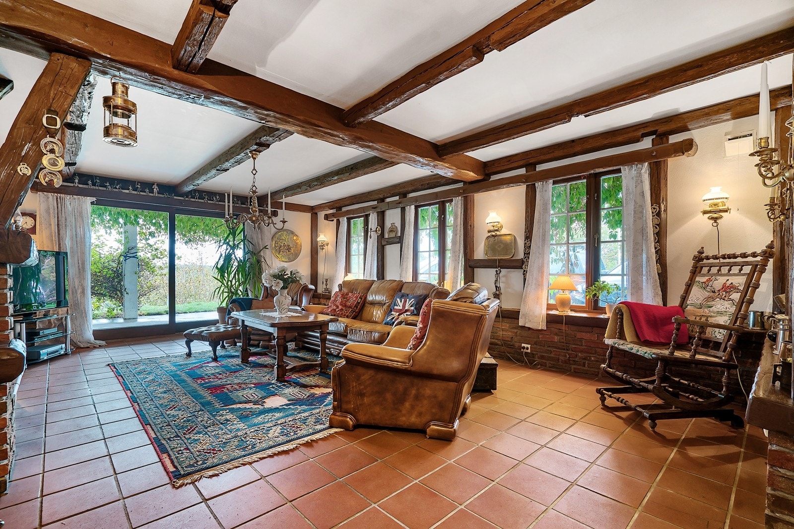 Store vindusflater genererer mye lys og luft inn i peisestuen Galleribilde