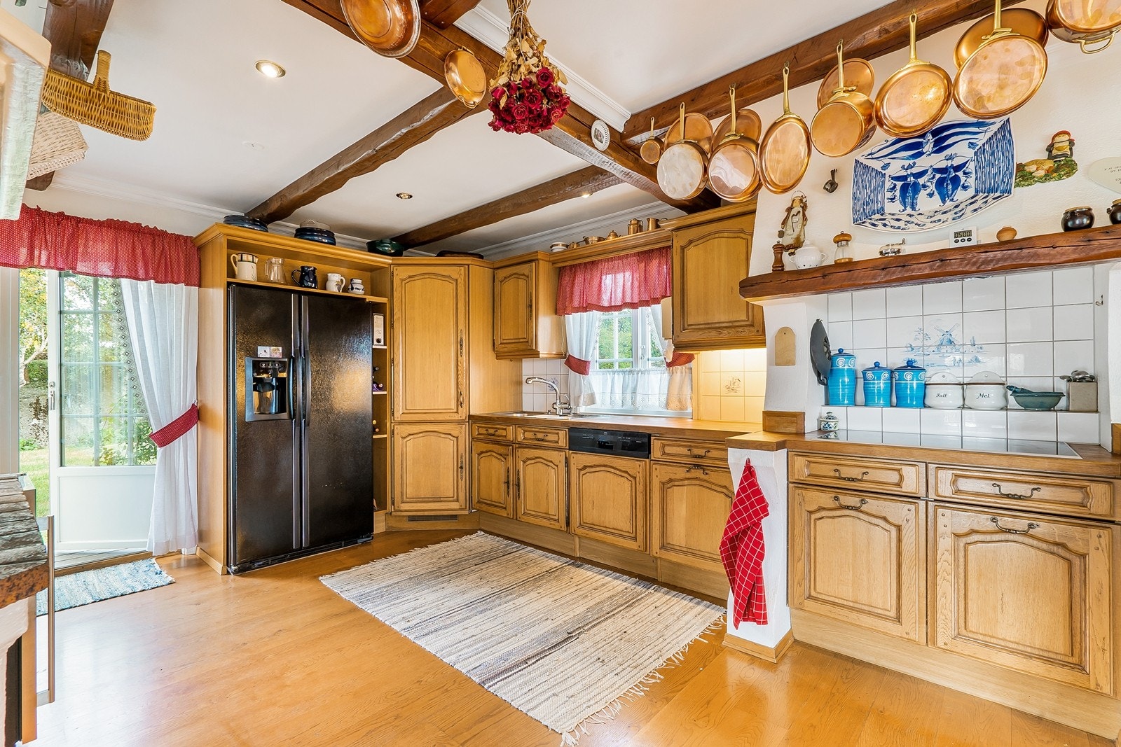 På kjøkkenet er det god skap og benkeplass Galleribilde