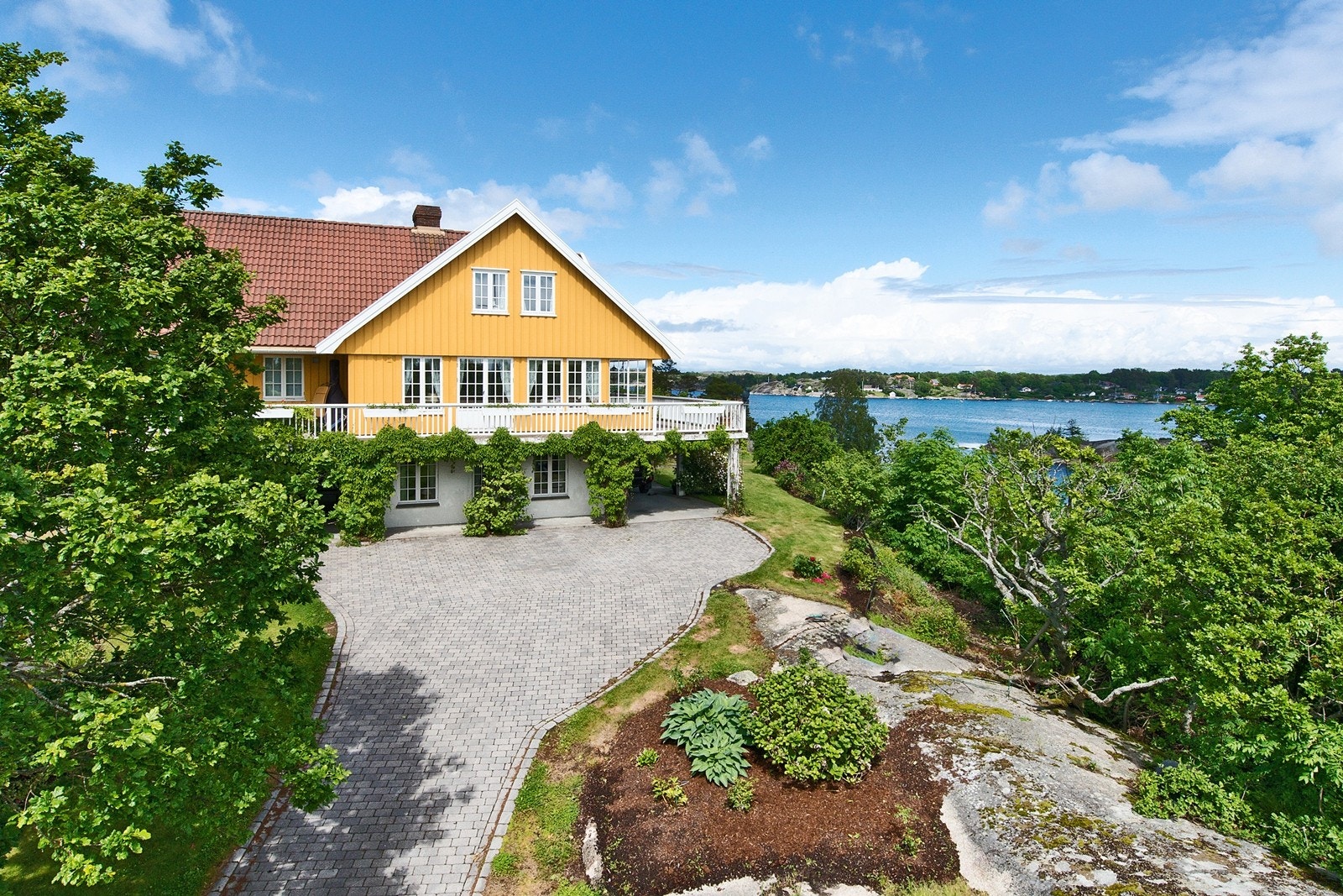 På toppen av Sand på Brøtsø finner du denne nydelige eiendommen i Sandsveien Galleribilde