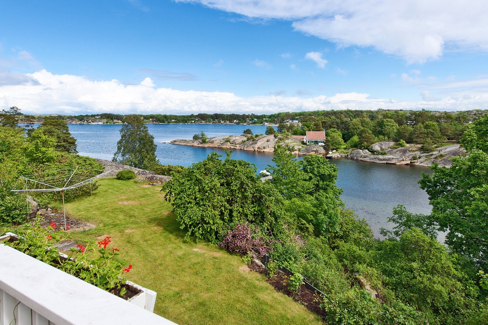 Fra eiendommen er det helt fantastisk utsikt mot sjøen Galleribilde