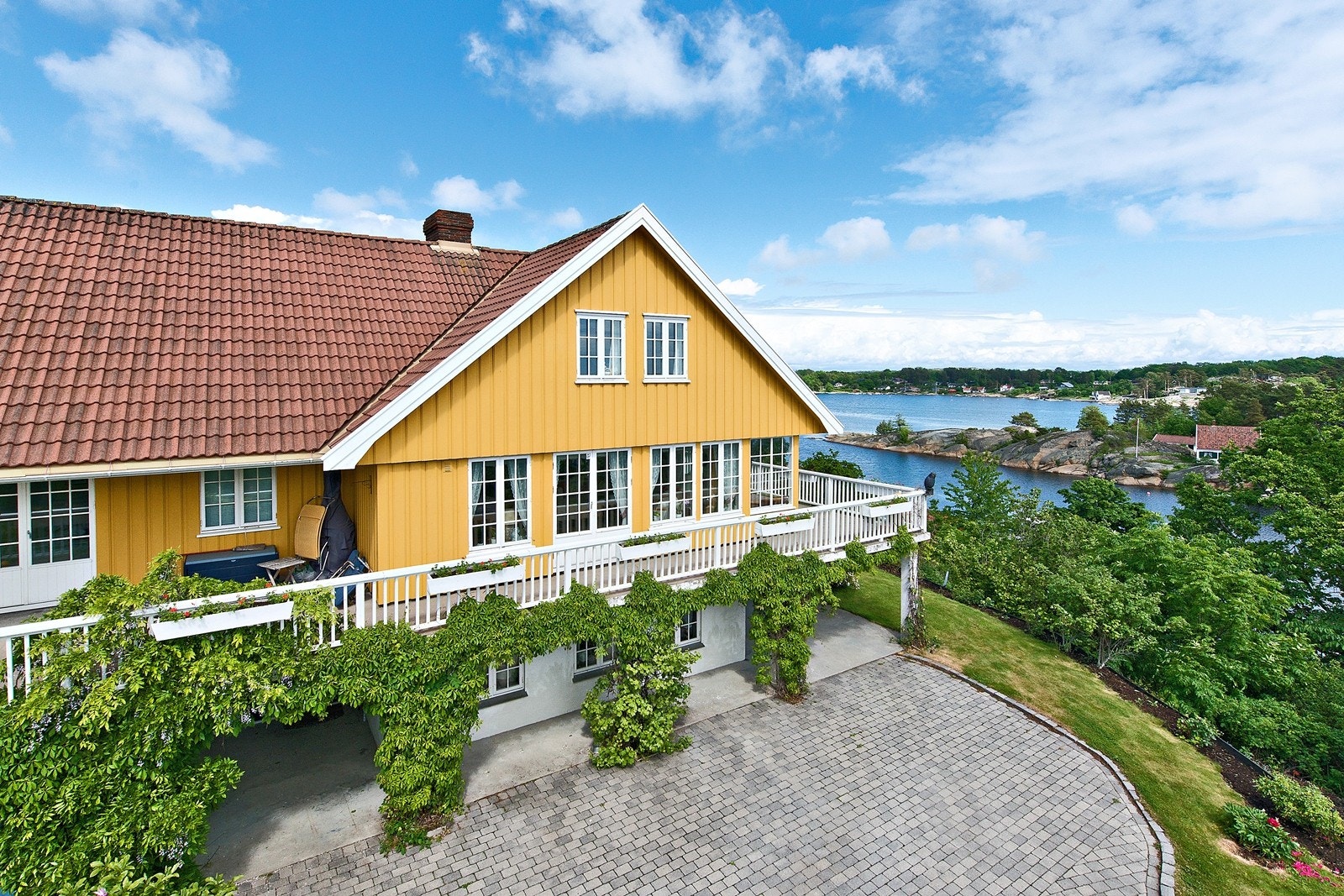 Med nydelig utsikt mot sjøen Galleribilde