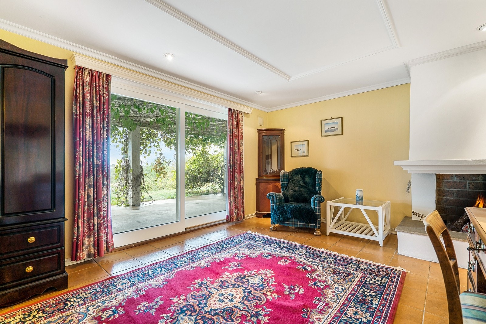 Soverommet i sokkeletasjen har også peis og utgang til hagen Galleribilde