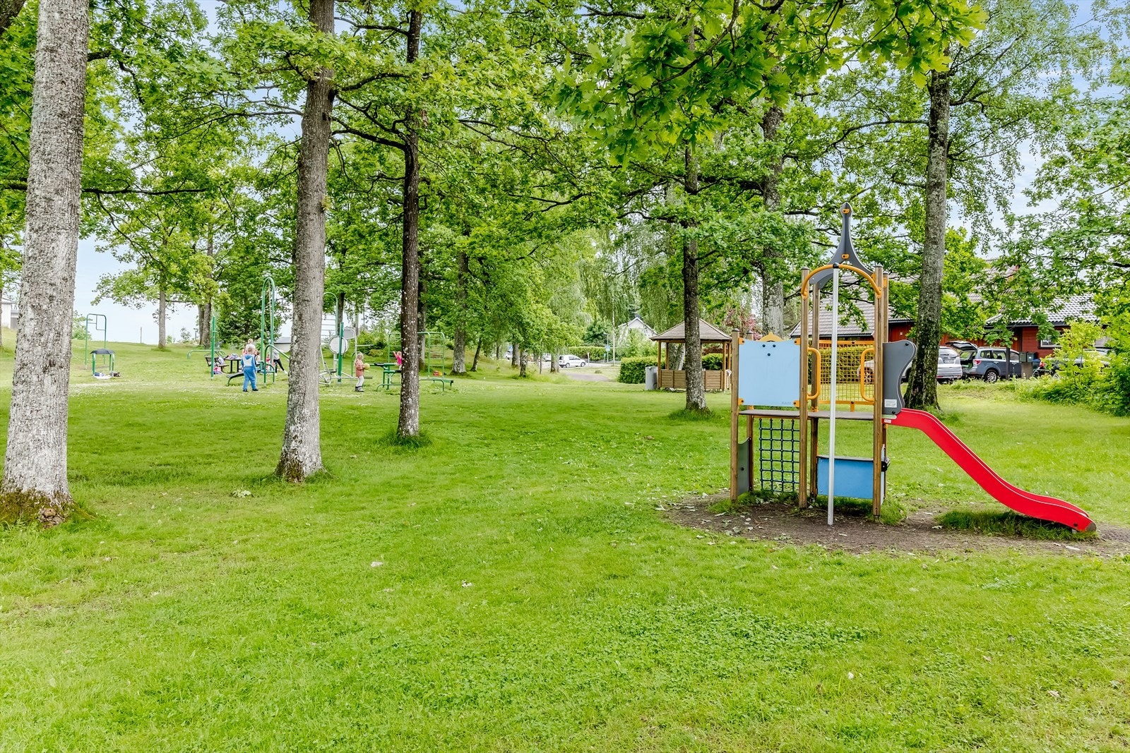 Park/lekeplass rett utenfor huset Galleribilde