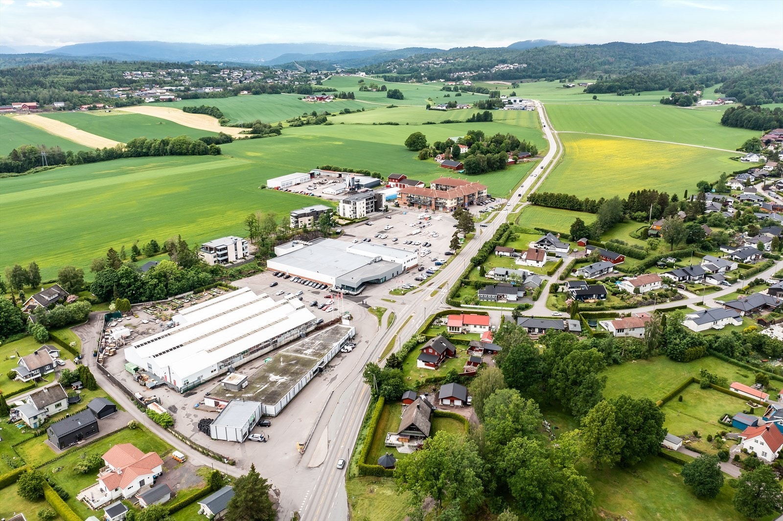 Kort vei til bl.a kafe, Meny, rema1000, apotek, dyrlege, frisør og plantasjen Galleribilde