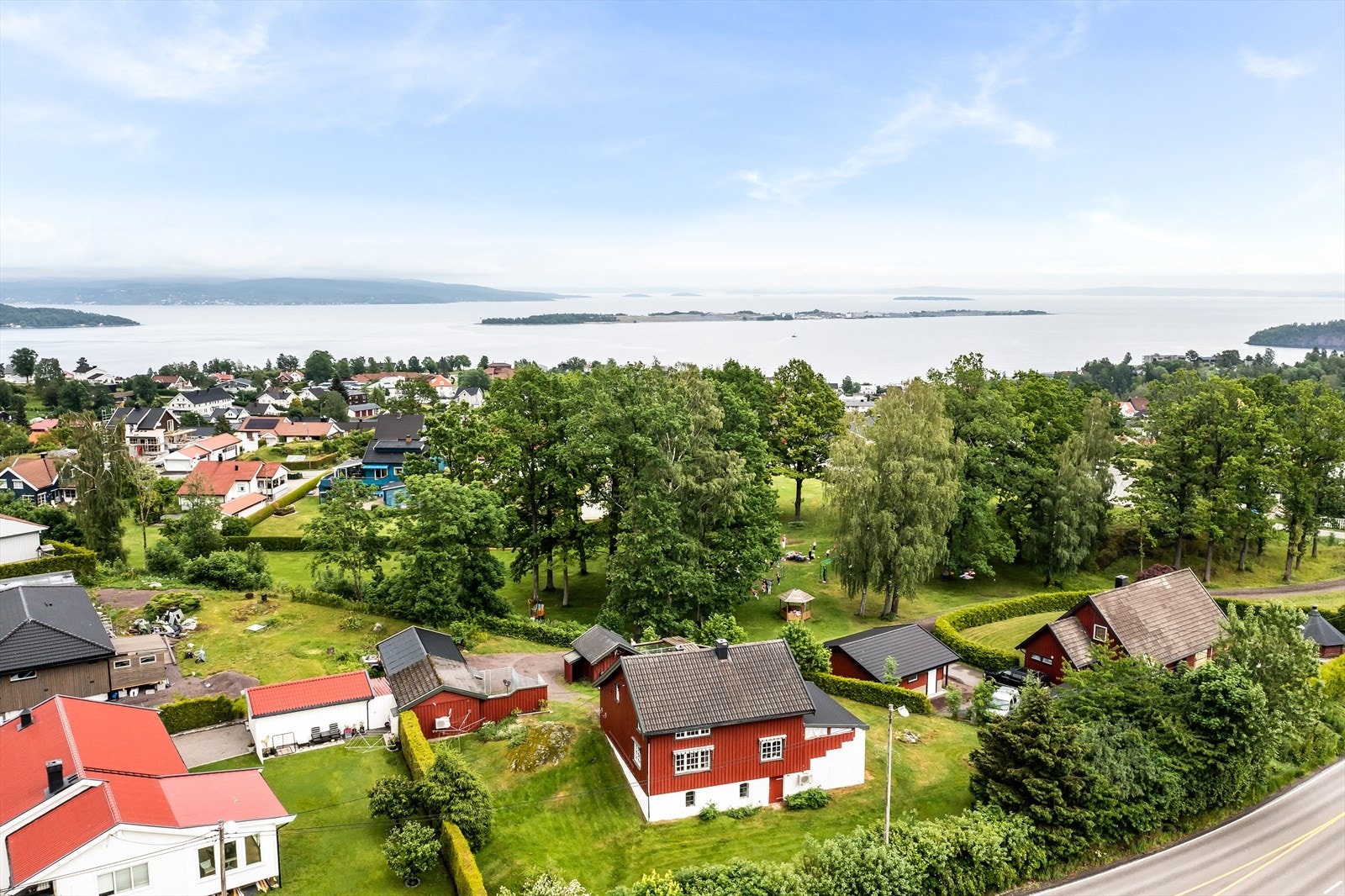 Boligen har kort vei til bl.a skole, barnehage, idrettsanlegg og dagligvare Galleribilde
