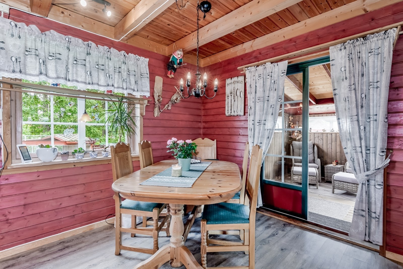 Fra kjøkkenet er det inngang til innebygget terrasse med utgang til hage Galleribilde