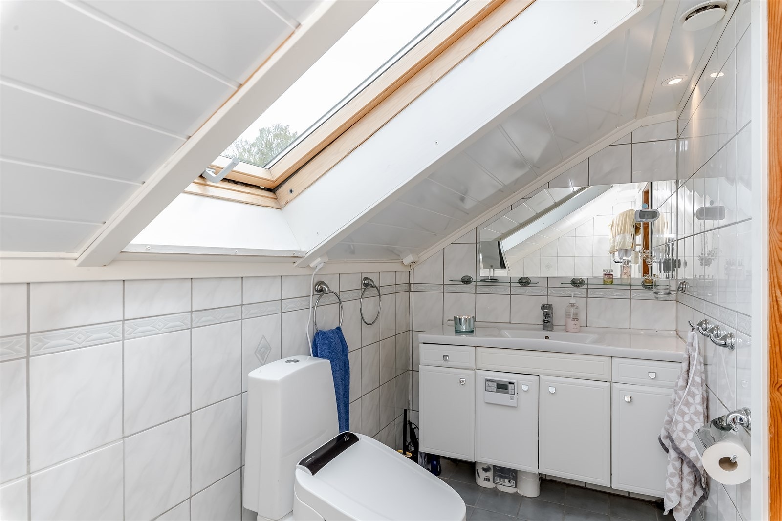 Badet har pene baderomsmøbler med servant, wc og badekar. Galleribilde