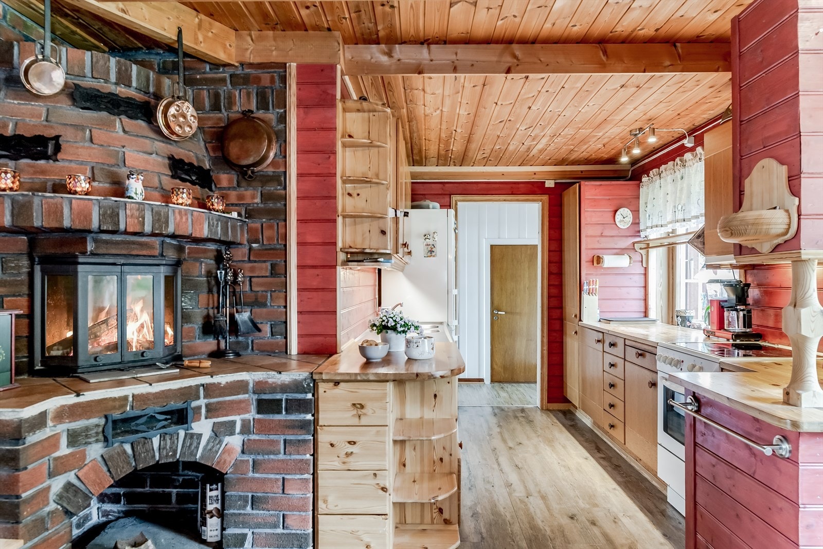 Koselig peis på kjøkkenet Galleribilde