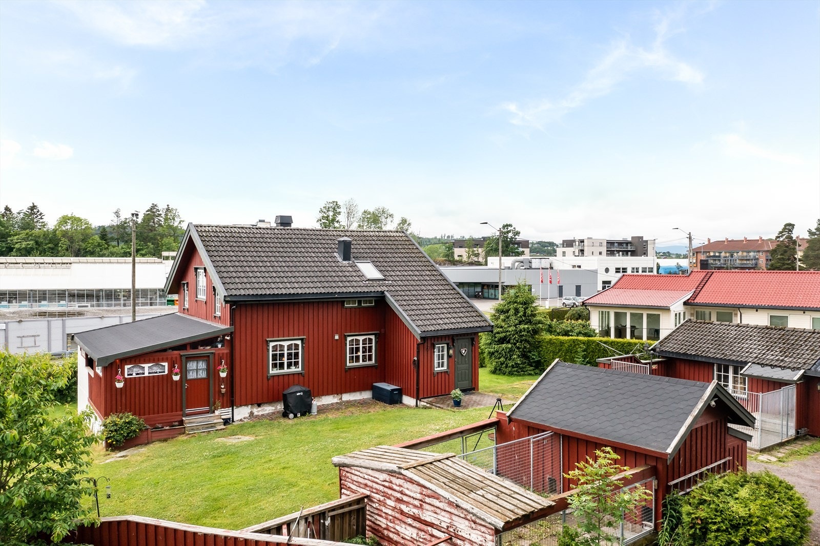 Enebolig med uthus og hundehus Galleribilde