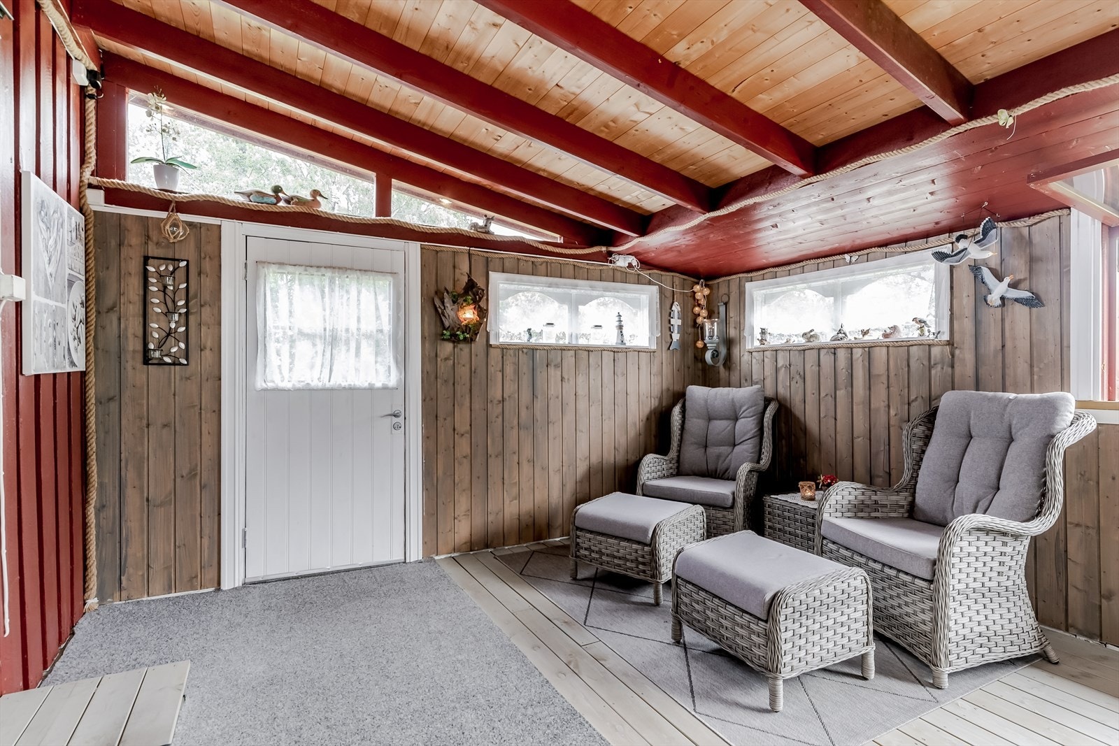 Fra terrassen er det utgang til hagen Galleribilde