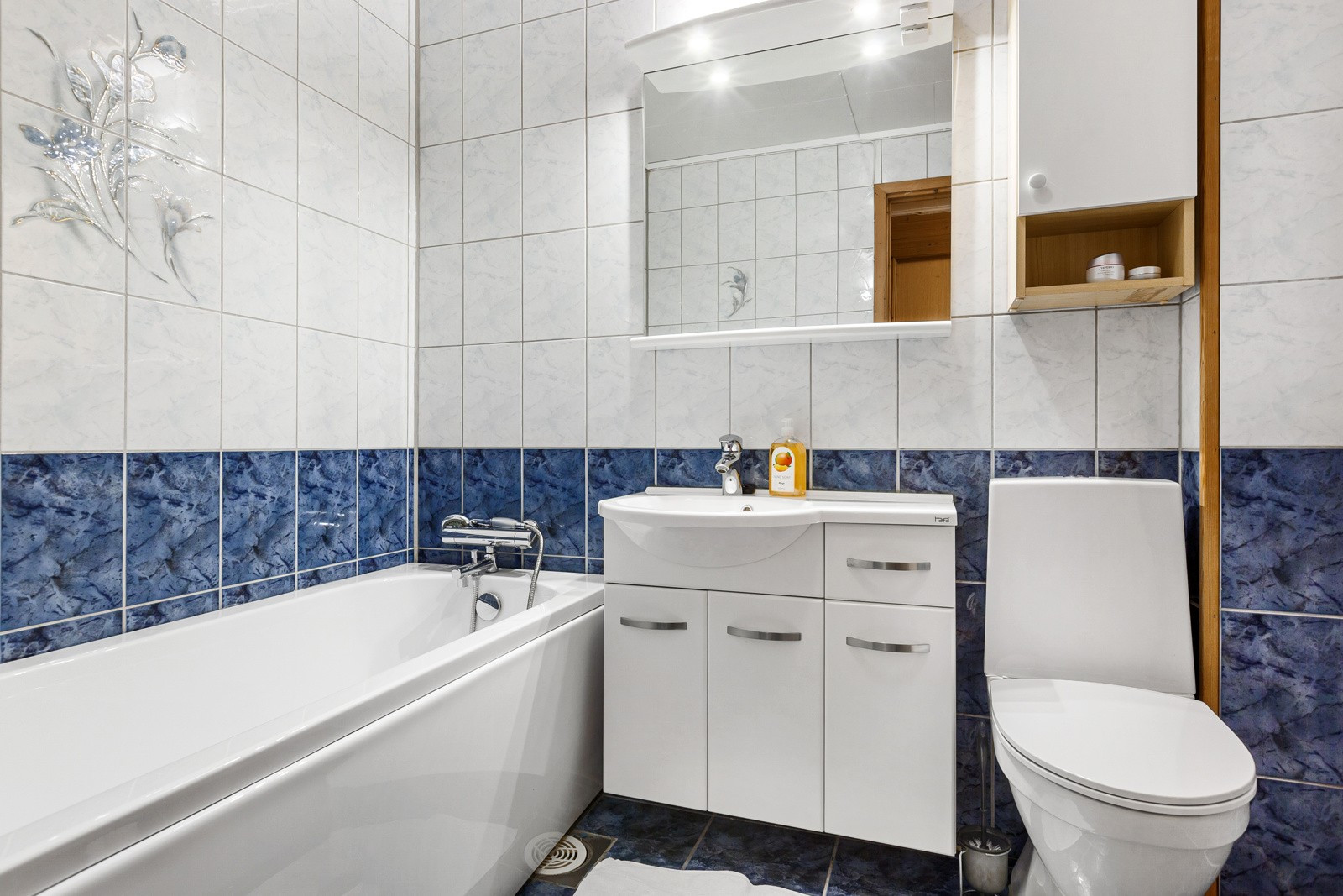 Komplett flislagt bad med badekar