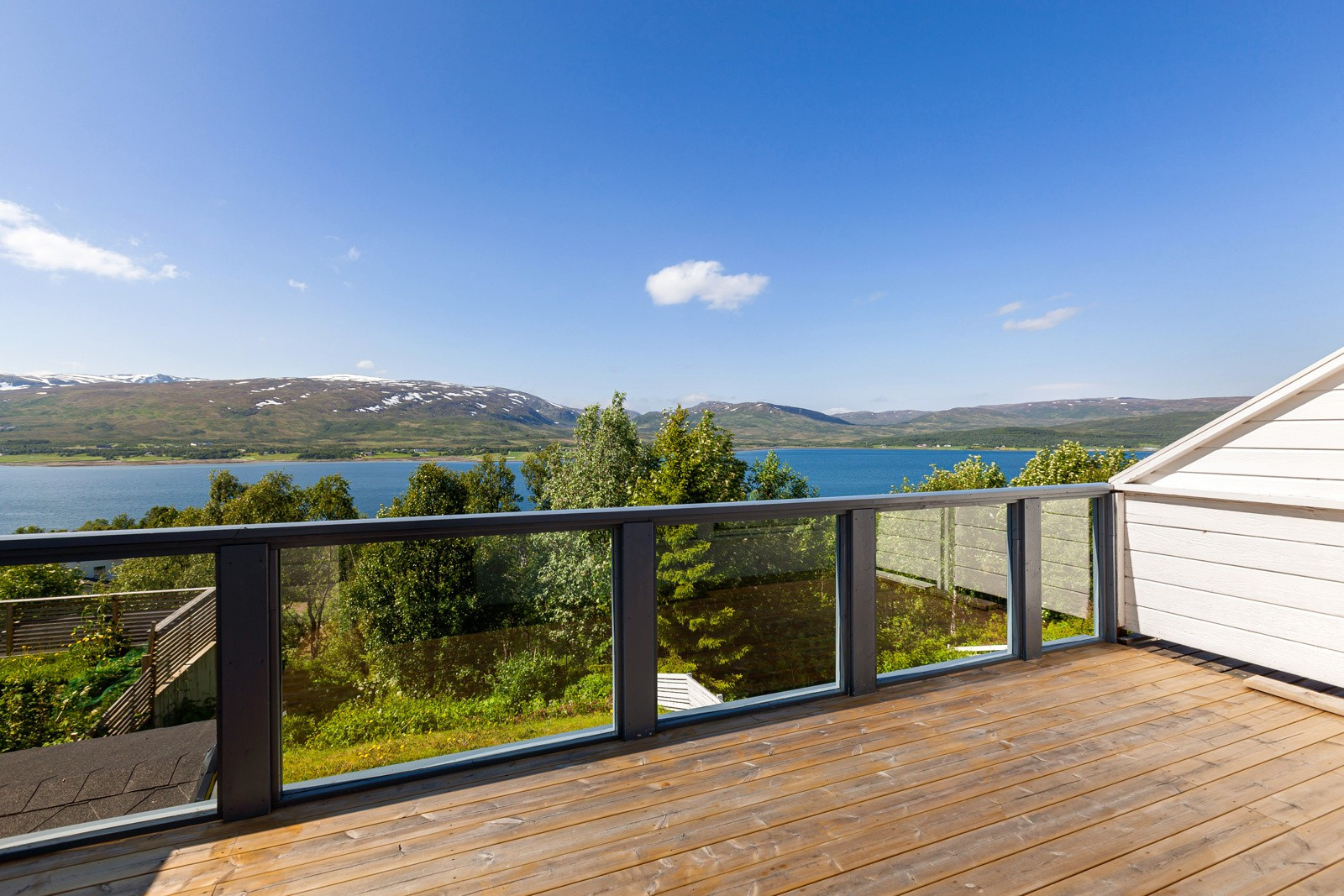 Nydelig utsikt over mot Kvaløya og sjøen! Har kan man nyte lange sommerkvelder og midnattsol!