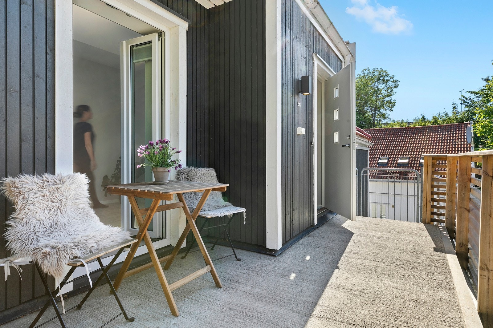 Liten uteplass utenfor inngangsparti. Galleribilde