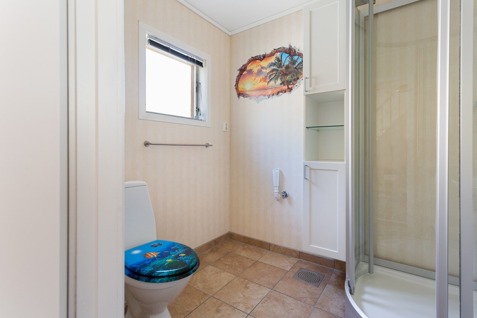 Bad i hovedetasjen har fliser på gulv Inneholder ellers servant, wc, dusj samt tilkobling til vaskemaskin. Galleribilde