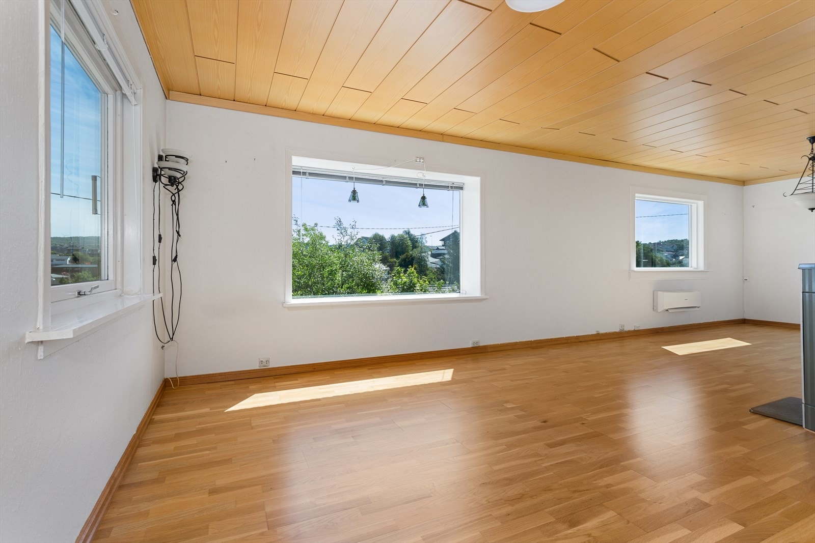 Stue har store vindusflater. Galleribilde