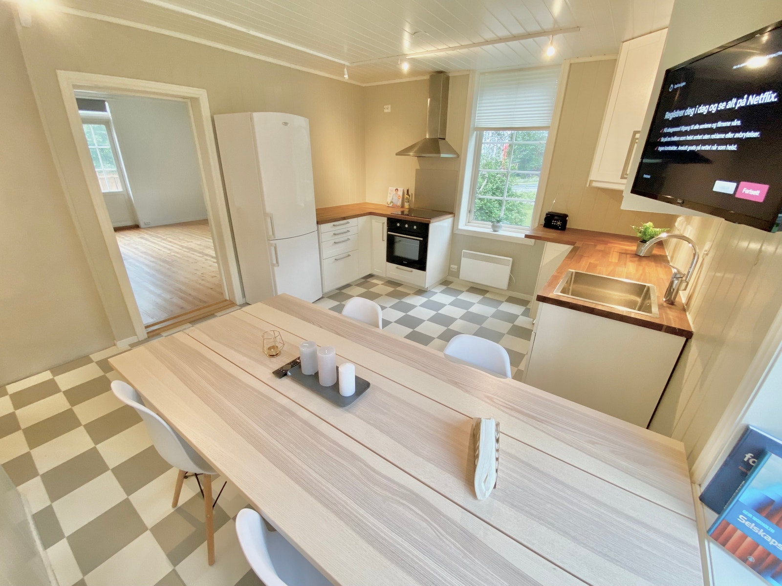 Fin felles spiseplass med TV Galleribilde