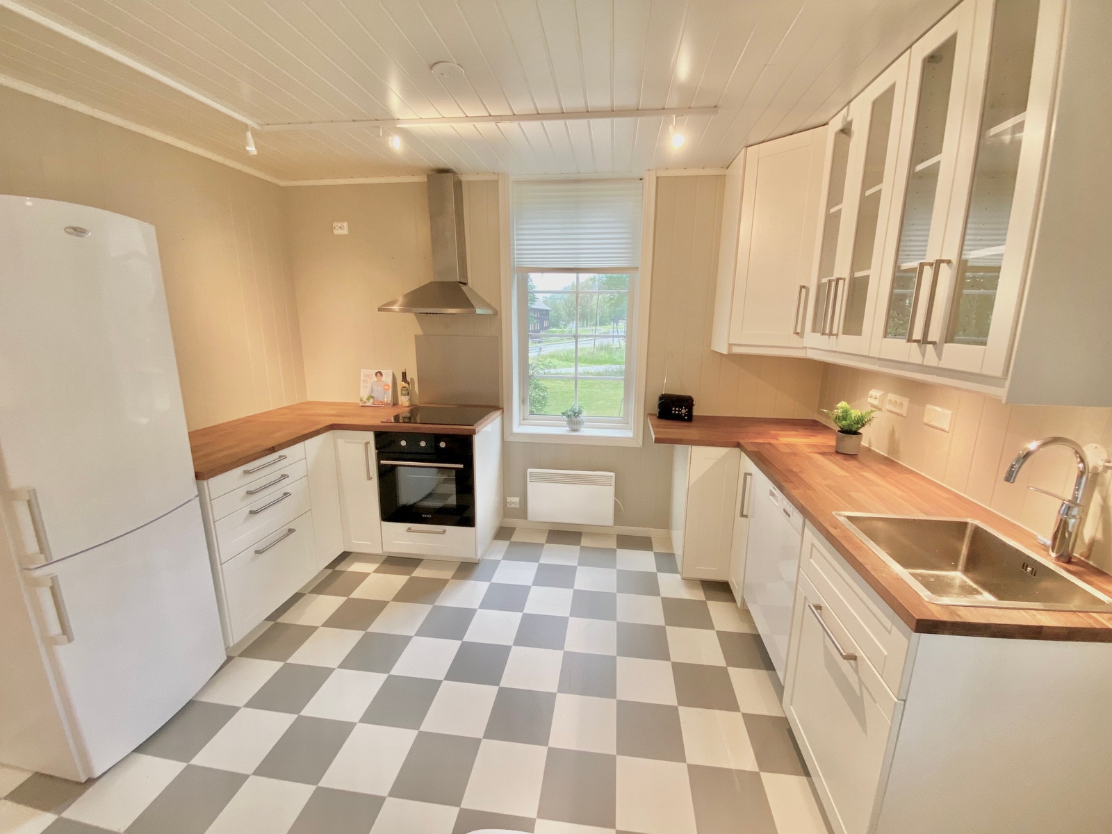 Moderne kjøkken med alt utstyr Galleribilde