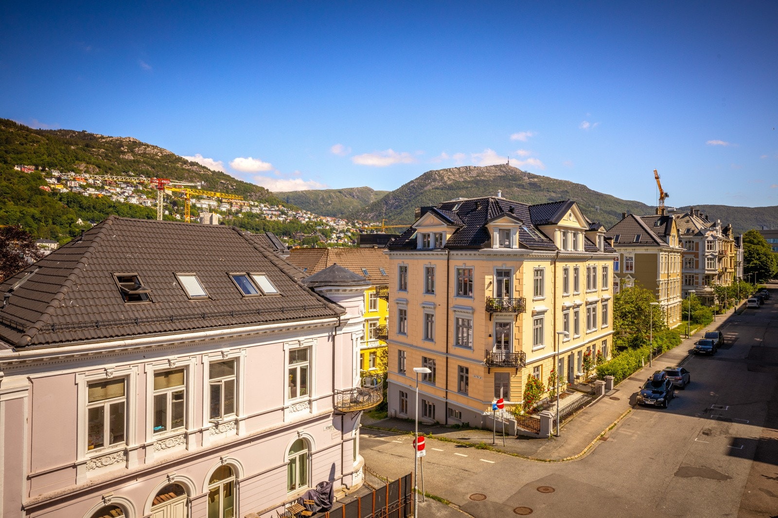 Her har man utsikt over nærområdet mot byfjellene. Galleribilde