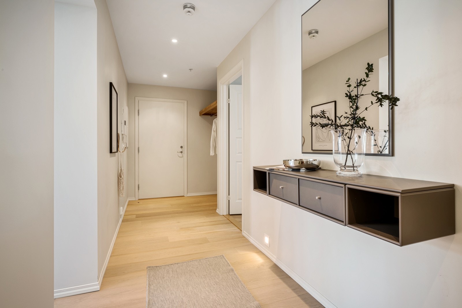 En annen vesentlig detalj er at etasjeskillere er oppgradert med hensyn til lyd og brann. Himlingene er senket med lydbøyler og gips. Under gulver ligger 24 millimeter lydplater. Galleribilde