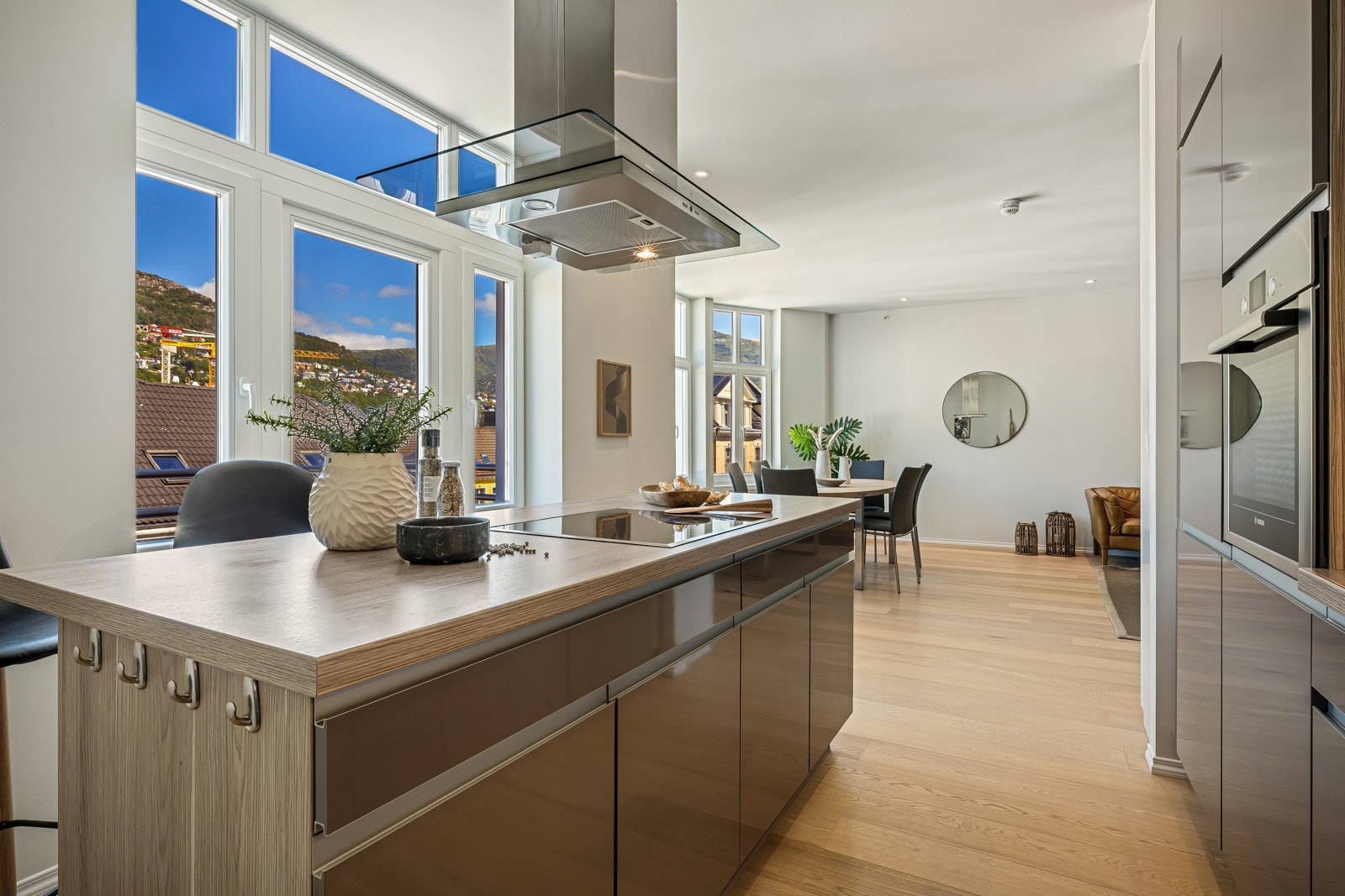 Kjøkkenet er av typen Nobilia og er i slett lys grå utførelse. Galleribilde