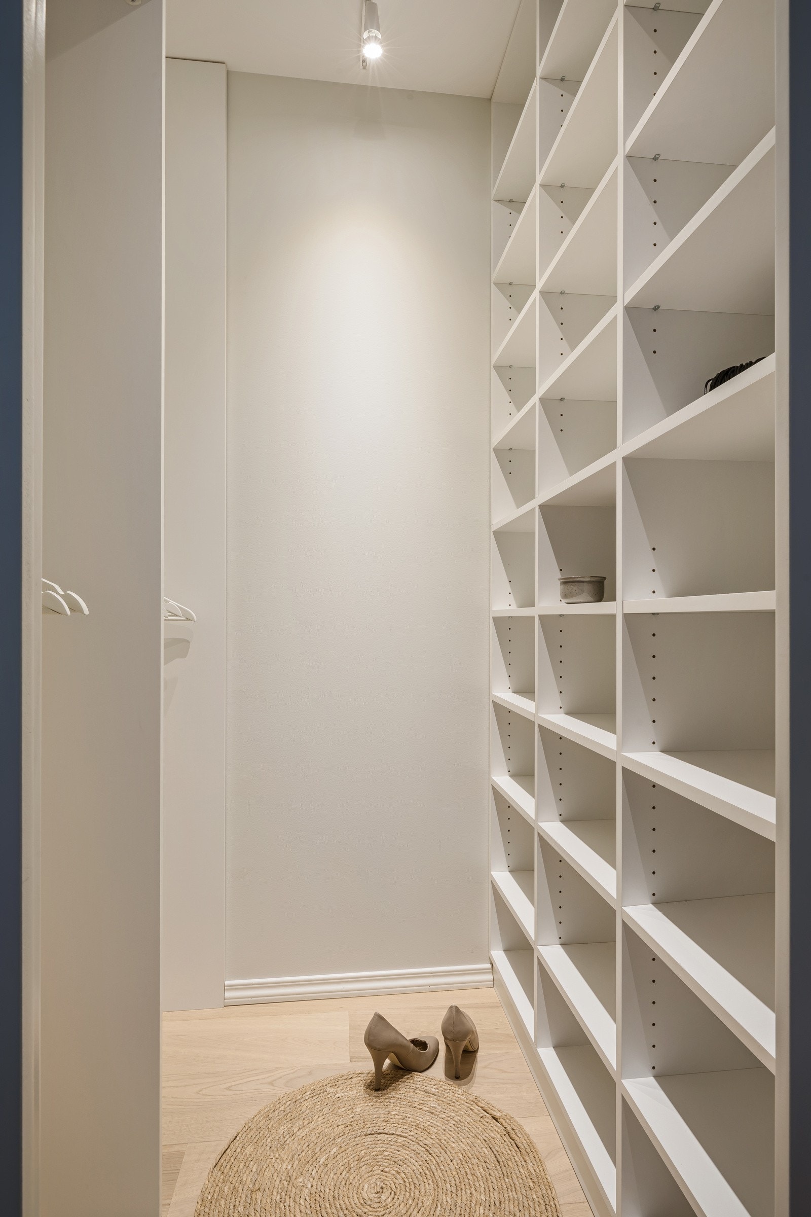 Ett av rommene har praktisk walk-in-garderobe. Galleribilde