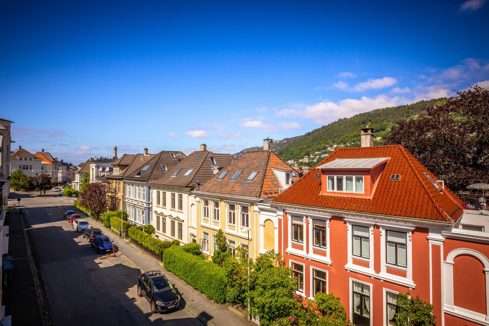 Leiligheten ligger fritt i forhold til bebyggelse i forkant, noe som også skjermer for innsyn. Galleribilde