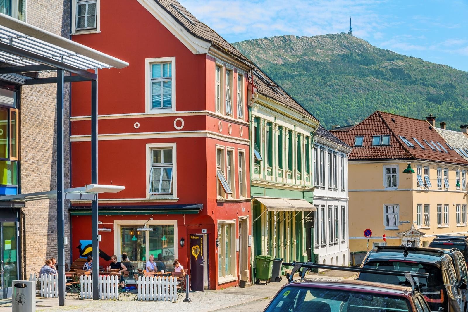 Både pulserende byliv, et rikt utvalg av butikker - og som her, cafeer og restauranter (Marg og bein) finnes i nabolaget. Galleribilde