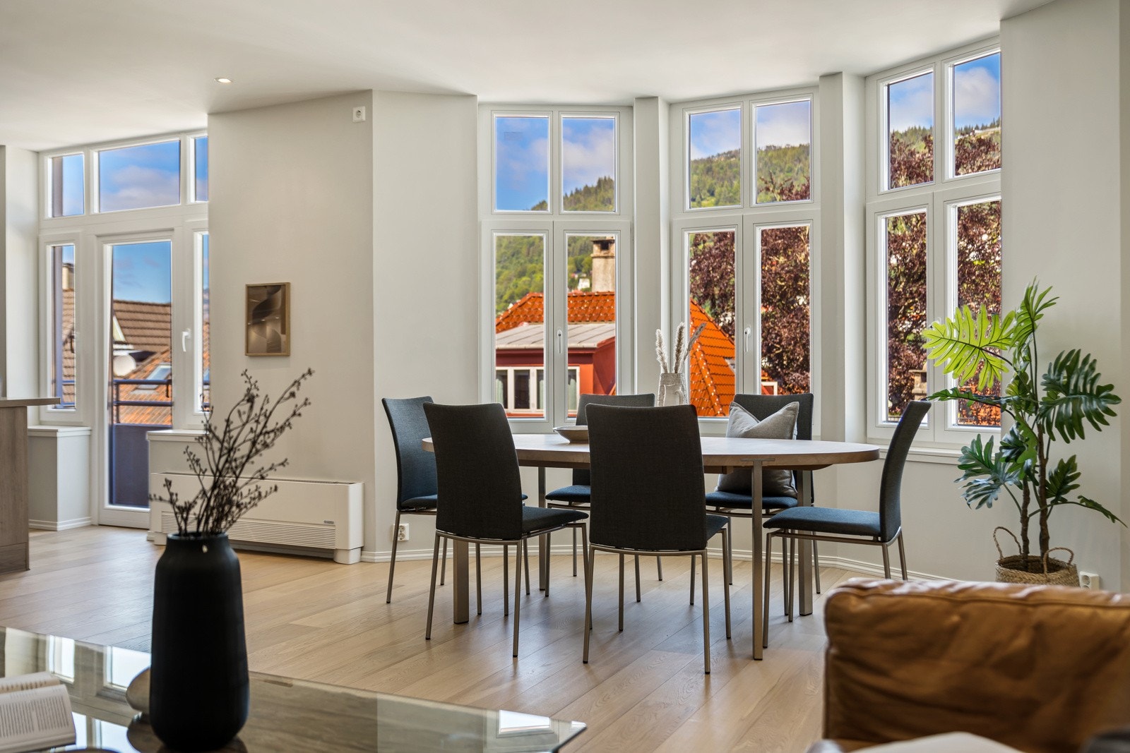 Leiligheten ligger attraktiv til i Allégaten. Her ligger den i tredje etasje i en flott hjørnegård som ble modernisert i 2014. Galleribilde