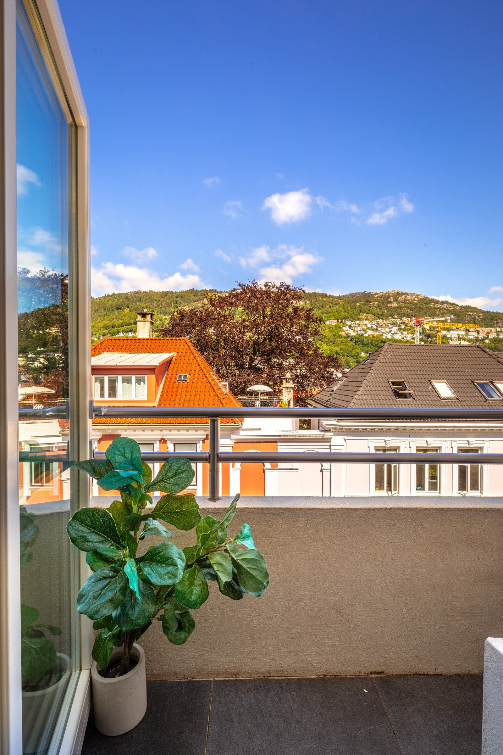 Fra kjøkken er det utgang til leilighetens balkong mot byen. Galleribilde