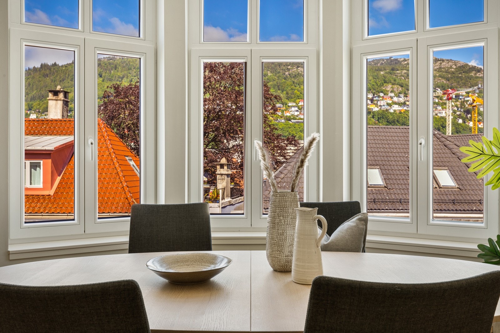 Heisen tar deg opp i byggets tredje etasje. Fra leilighetens vinduer eller balkong nyter fri utsikt over byen mot både Isdalen, Ulriken og Fløyen. Galleribilde