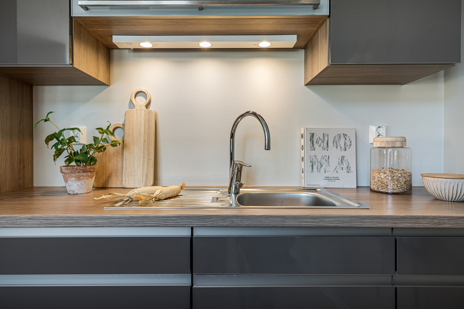 Her er integrerte hvitevarer som ovn, oppvaskmaskin og kjøleskap med frysedel. Galleribilde