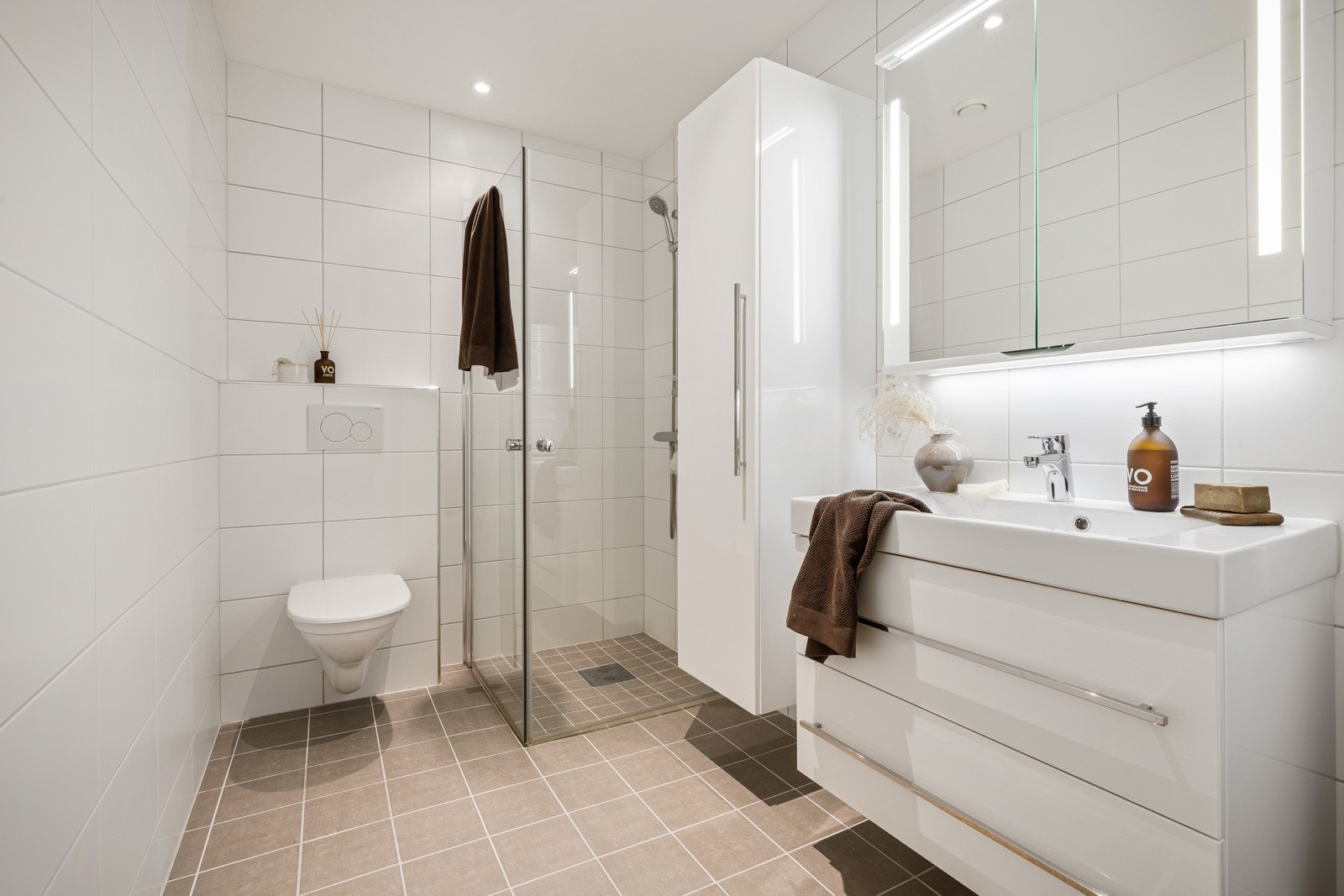 Leilighetens bad fremstår som delikat med fliser fra Norflis og innredning fra Linn bad. Galleribilde