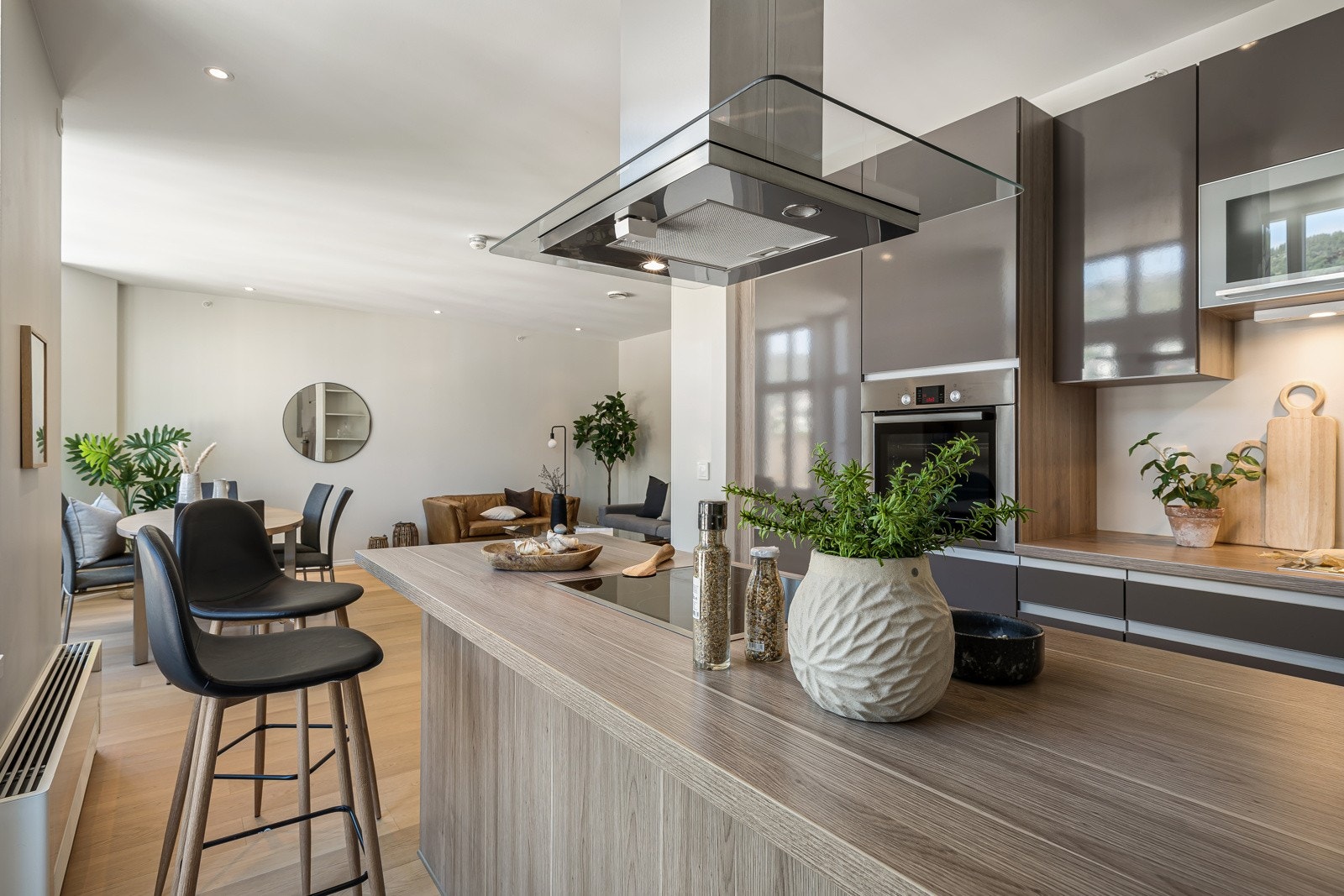 Stuen har en smart åpen kjøkken løsning. Sammen med store vindusflater skapes et innbydende, åpent og sosialt rom. Galleribilde