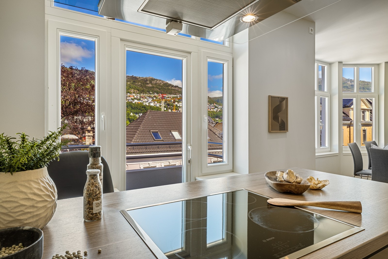 Kjøkkenøy har også en praktisk "barløsning", praktisk for en rask frokost eller om man vil holde "kokken med selskap". Galleribilde